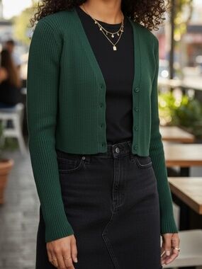 🤩Uniqlo dark green crop long sleeved cardigan - Size XS